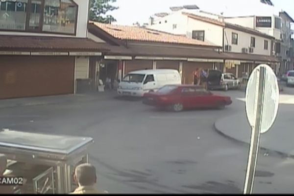 Konya'da driftçi kadın önce kaza yaptı, sonra aracını yakmaya çalıştı