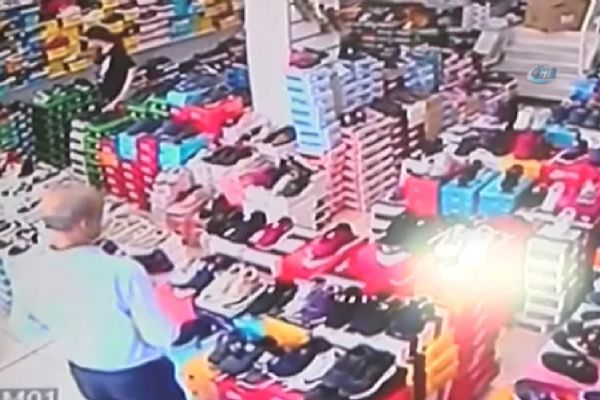 İstanbul'da askere yardım bahanesiyle cep telefonu çaldı