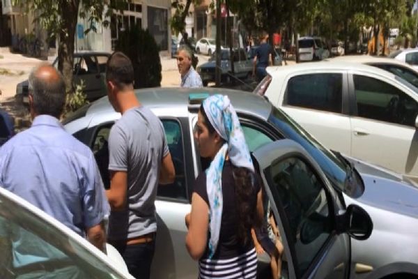 Otomobilde rehin kalan çocuk cam kırılarak kurtarıldı