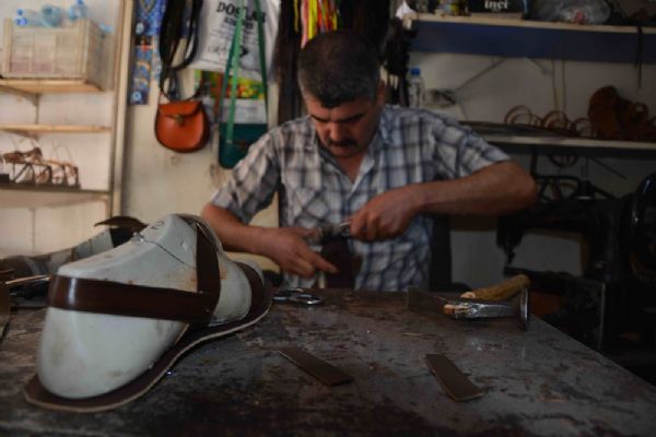 El yapımı sandaletler teknolojiye direniyor