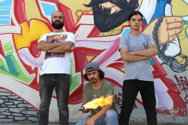 Şehrin sokakları güzelleşsin diye duvarları ücretsiz boyuyorlar