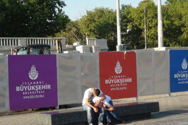 Taksim'de bonzai içen gencin görüntüsü yürek sızlattı