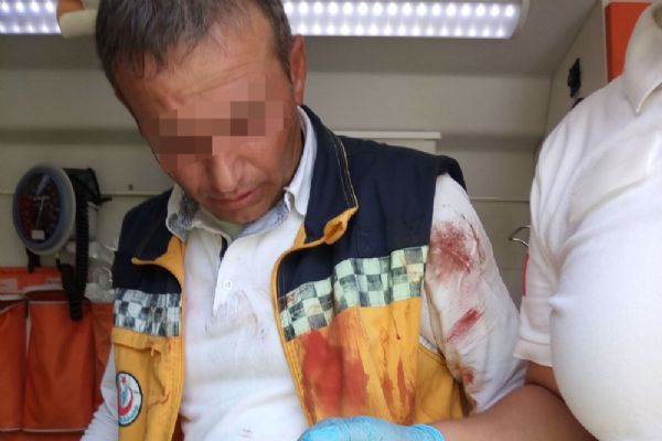 Yaralı 112 ekibine saldırdı: Birini ısırdı, diğerini boğdu