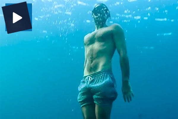 Su altında yaptığı hareketi görünce gözlerinize inanamayacaksınız!