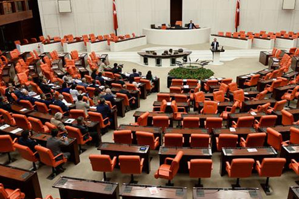 CHP, Meclis'te eylem başlattı