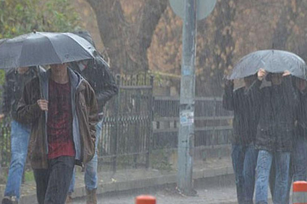 İstanbullular dikkat! Saat verildi, sağanak geliyor!