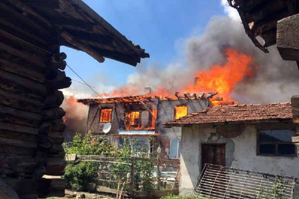 Çankırı'da bir evde çıkan yangın 30 haneyi yok etti
