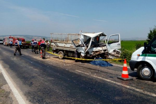 Balıkesir'de kamyonetler birbirine girdi: 2 ölü, 3 yaralı
