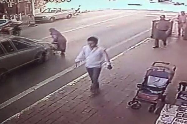 Yaşlı kadın karşıya geçmek isterken canından oluyordu