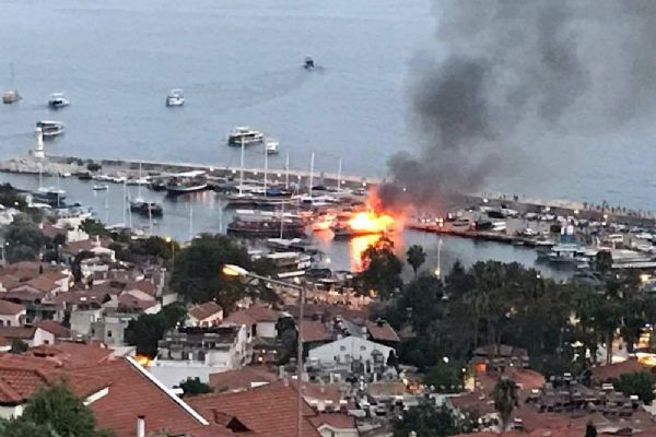 1.5 milyonluk lüks tekne alev alev yandı