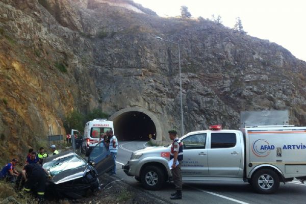 Artvin'de trafik kazası: 1 ölü, 2 yaralı