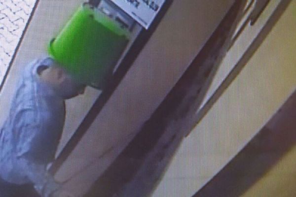 Başına kova geçiren bisiklet hırsızı bu kez jant çaldı