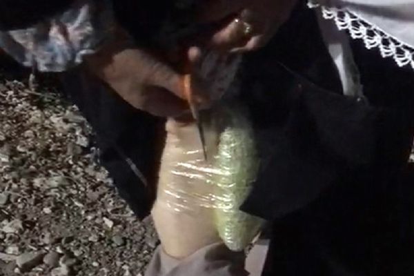 63 yaşındaki kadın bacağında uyuşturucu taşırken yakalandı