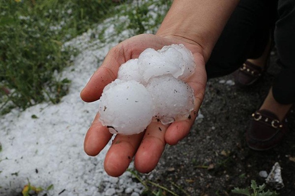 Yumruk büyüklüğünde dolu yağdı