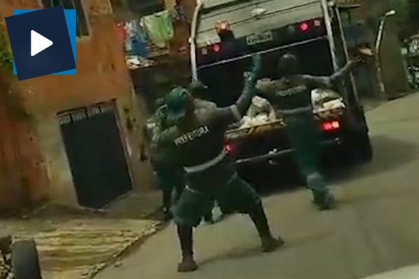 Dans ederek çöp topladılar