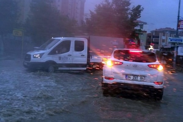 İstanbul'da sağanak yağış başladı