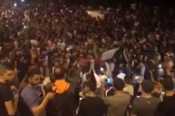 Filistinliler demir bariyerlerin kaldırılmasını kutluyor