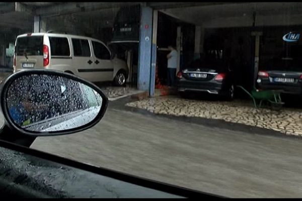 Sefaköy'de araçların içini su bastı