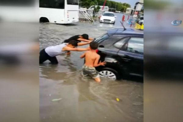 Fırtına ağaçları devirdi: Araçlar yolda kaldı