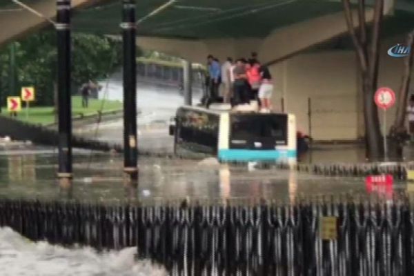 Selde mahsur kalan vatandaşlar otobüsün üzerine çıktı