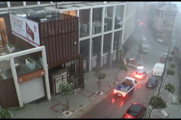Kağıthane'de dolu araçları vurdu, fırtına eşyaları uçurdu