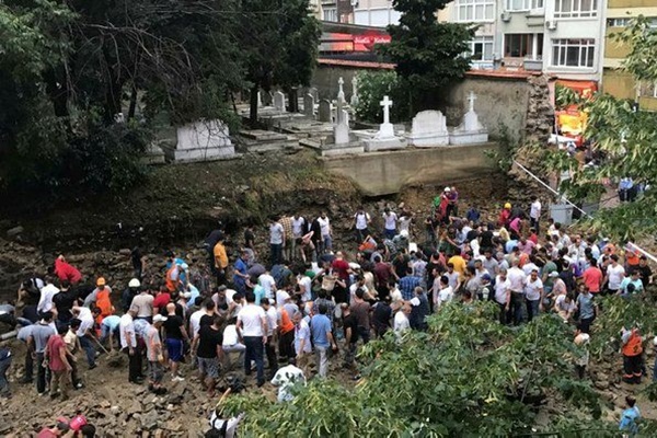 Şişli'de duvar çöktü: Yaralılar var