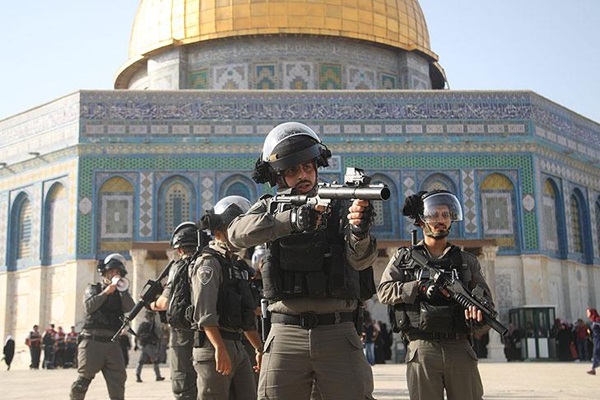 'Filistinliler cuma namazı için Mescid-i Aksa'da toplanıyor'