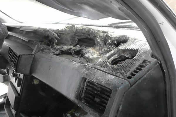 Konya'da cep telefonu aracı yaktı