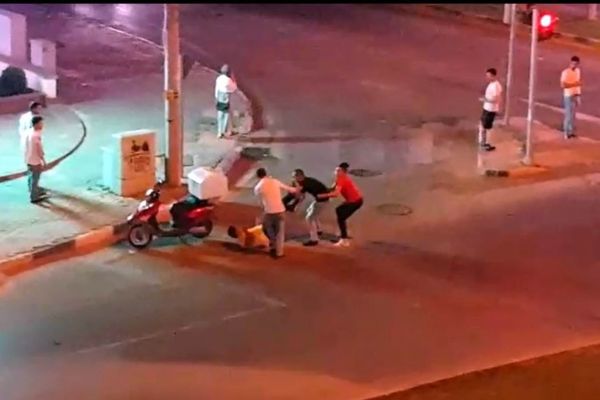 Tekme tokat yol verme kavgası kamerada