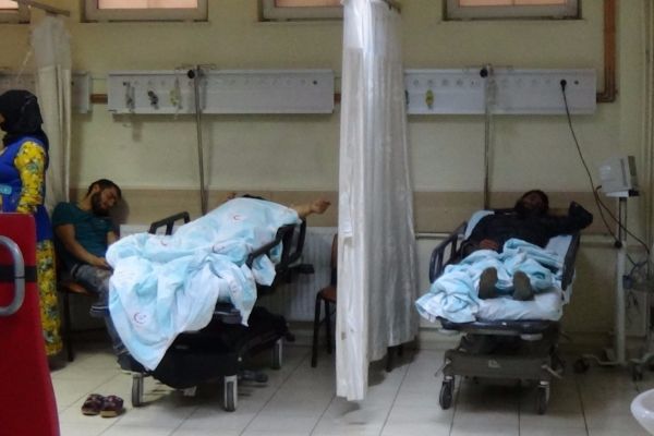 Mevsimlik işçileri taşıyan servis devrildi: 17 yaralı