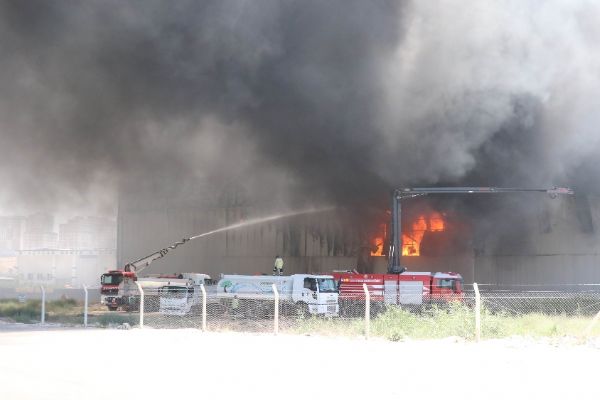 Gaziantep'teki fabrika yangını söndürülemiyor
