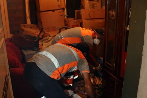 Evden 4 buçuk kamyon çöp çıkartıldı