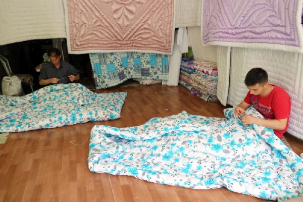 Çırak bulamadığı için mesleğini oğluna öğretiyor