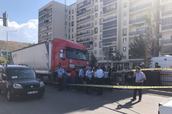 Anne ve 4 yaşındaki kızına tır çarptı