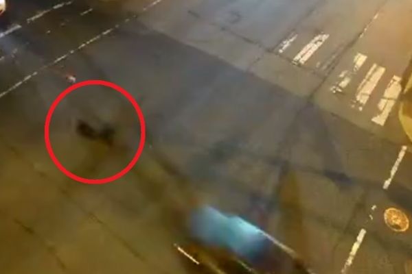 Metrelerce sürüklendi, hiçbir şey olmamış gibi kalktı