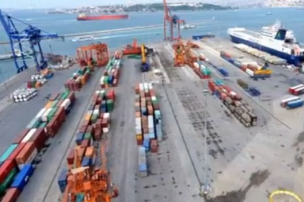 Fırtınadan devrilen vinçler havadan görüntülendi