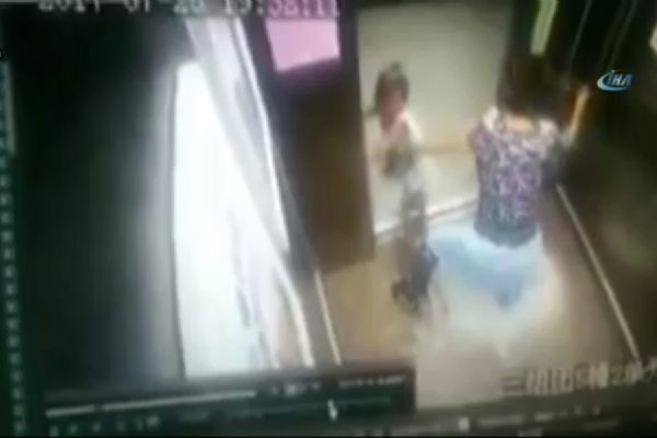 Küçük kız kolunu asansörün kapısına kaptırdı