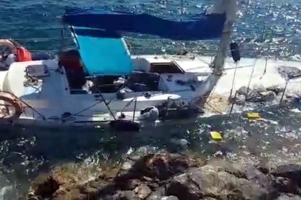 Yelkenli battı, 39 kaçak ölümden döndü