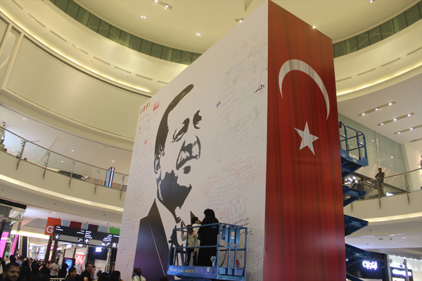 Katar'da Erdoğan'ın Dev posteri asıldı