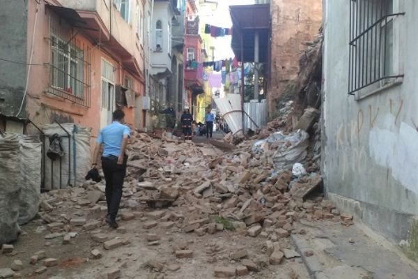 İstanbul'da bina çöktü!