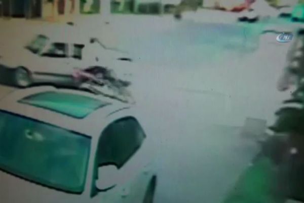 Motosiklet kazası güvenlik kamerasında