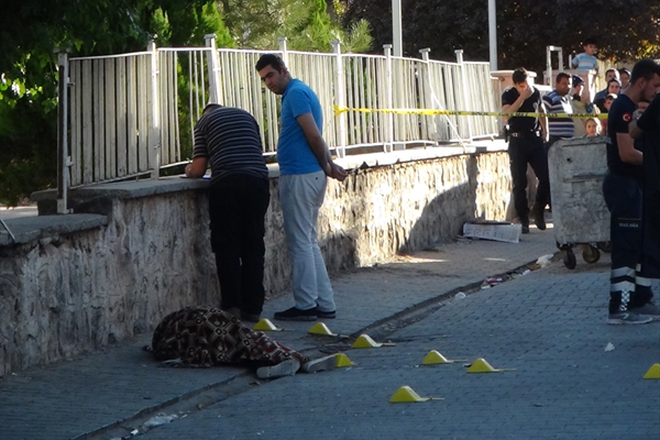 Eşini ve kızını tabancayla öldürdü!