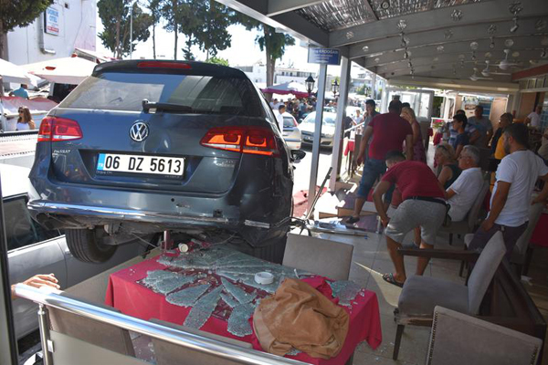 Arabasıyla restorana daldı!