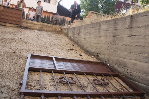 Bolu'da demir kapının altında kalan çocuk hayatını kaybetti