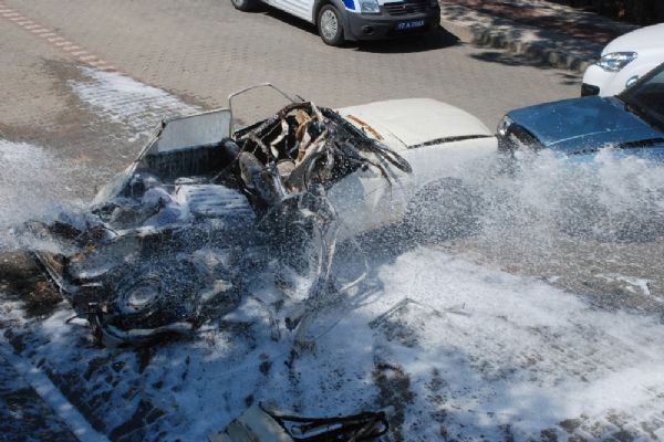 Çanakkale'de tırdan düşen iş makinesi ortalığı savaş alanına çevirdi