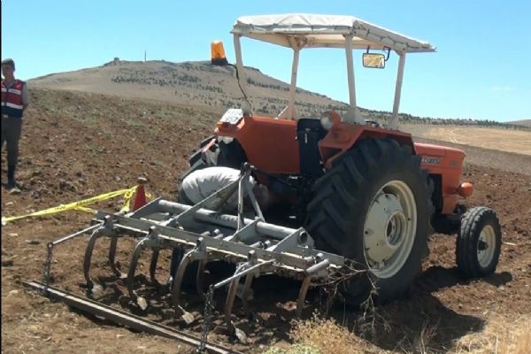 Çapa ile traktörün arasına sıkışarak hayatını kaybetdi