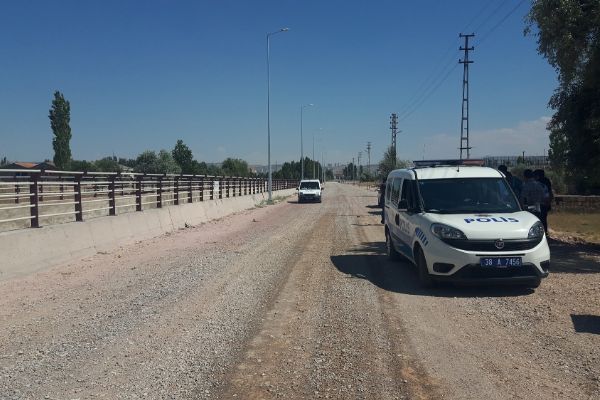 Dur ihtarına uymayan kişi polise ateş açtı