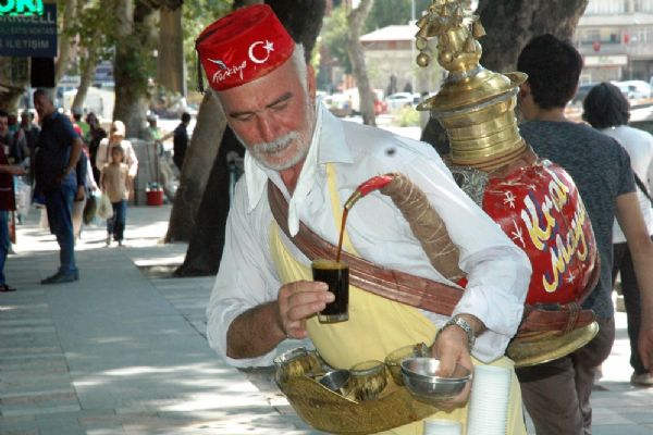 Kahramanmaraş'ta 50 yıldır meyan şerbeti satıyor