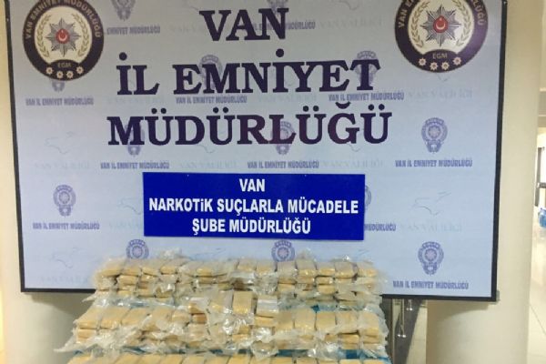 Van'da 78 kilo eroin ile 48 bin paket kaçak sigara ele geçirildi