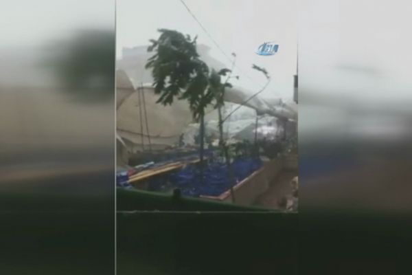 Üsküdar'da şiddetli fırtına pazar yerini savaş alanına çevirdi